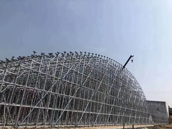 Shoring following a curved roof profile, with U-head jacks set along the arch